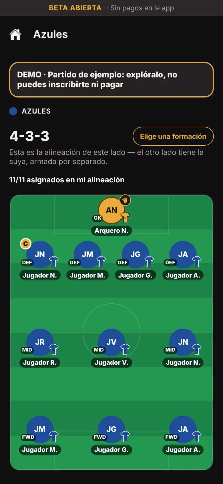 Alineación 3-3-2 de un equipo en la cancha, con posiciones por llenar y un jugador ubicado. Captura de la beta con datos de ejemplo (DEMO).